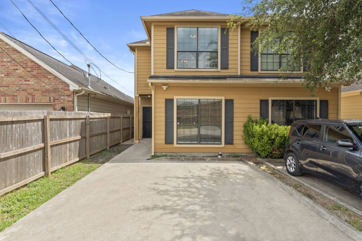 Townhouse for rent at 4306 Maggie St, Houston, TX 77051