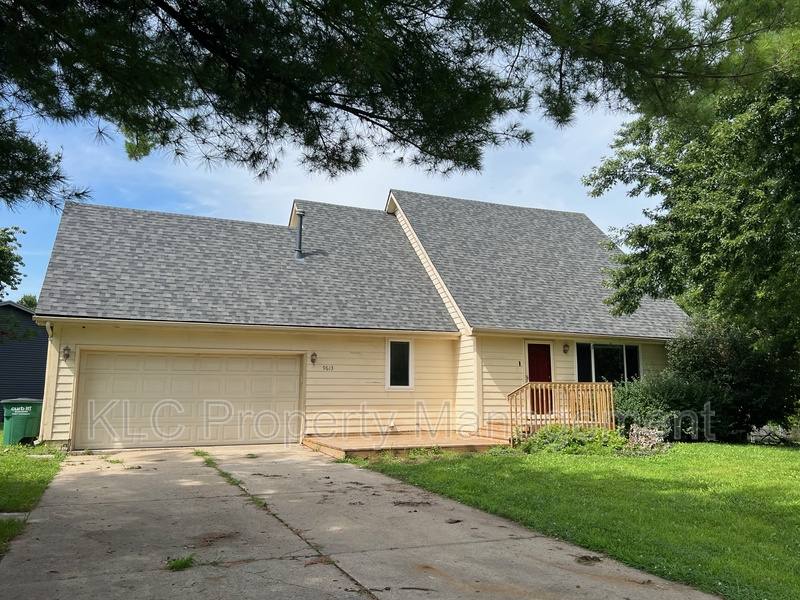House for rent at 9613 Dennis Dr, Urbandale, IA 50322