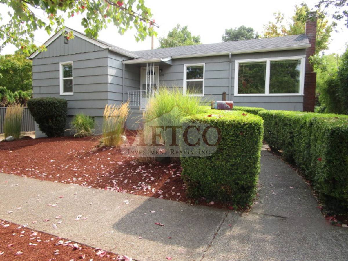 Apartment for rent at 1240 1242 E, Eugene, OR 97403
