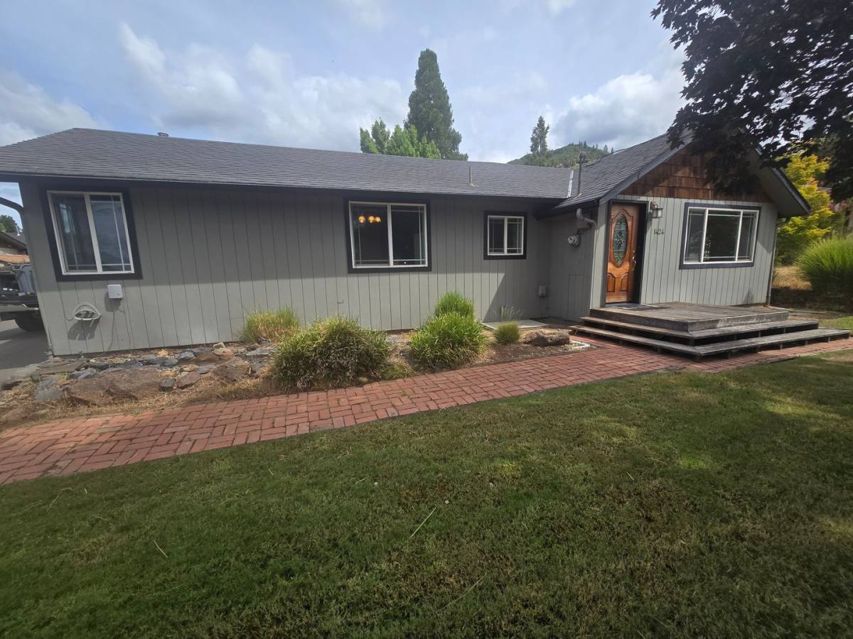 House for rent at 1424 NE A St, Grants Pass, OR 97526