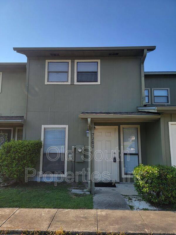 Townhouse for rent at 7202 Lago Vista Court, Pensacola, FL 32506