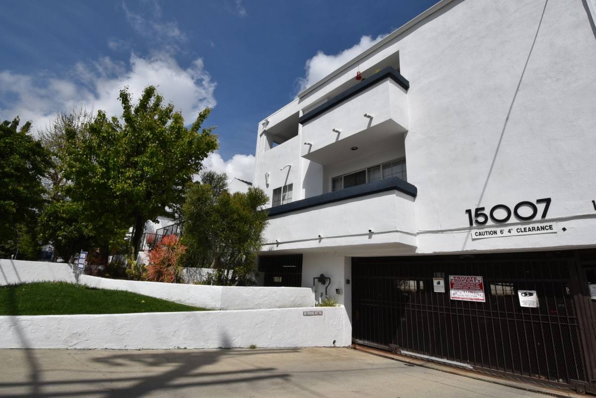 Apartment for rent at 15007 Burbank Blvd, Van Nuys, CA 91411