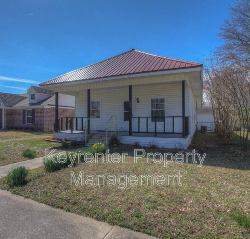 House for rent at 323 E Will Roger Blvd, Claremore, OK 74017