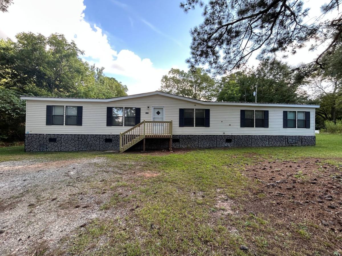 House for rent at 1090 Lake Paradise Rd, Villa Rica, GA 30180