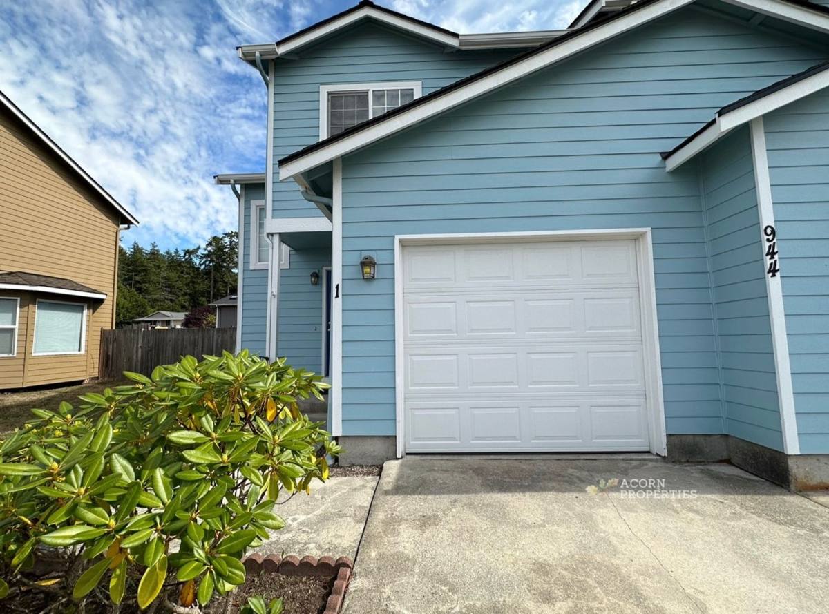Townhouse for rent at 944 Quarterdeck Loop, Oak Harbor, WA 98277