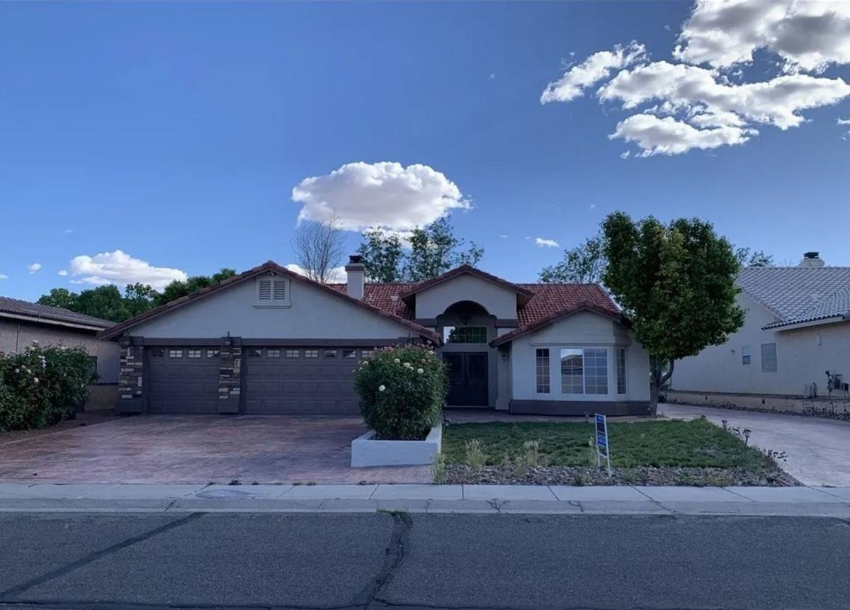 House for rent at 875 Country Club Dr, Kingman, AZ 86401