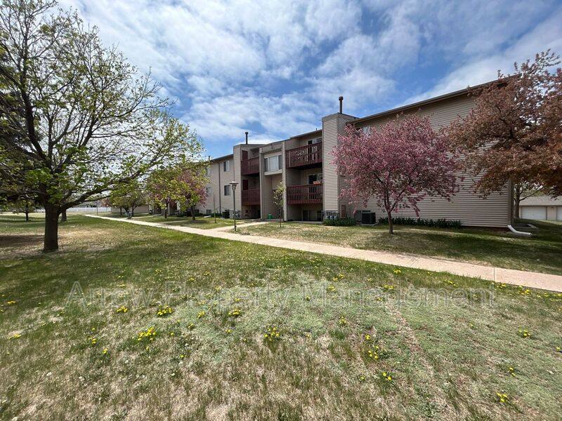 Apartment for rent at 1300 E H St #5, McCook, NE 69001