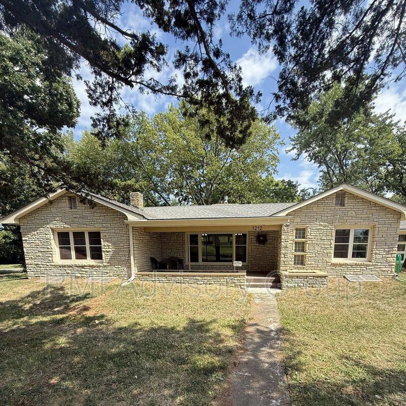 House for rent at 1212 SW 27th St, Topeka, KS 66611