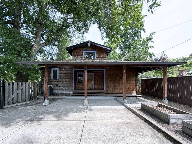 Apartment for rent at 1812 Charnelton St, Eugene, OR 97401