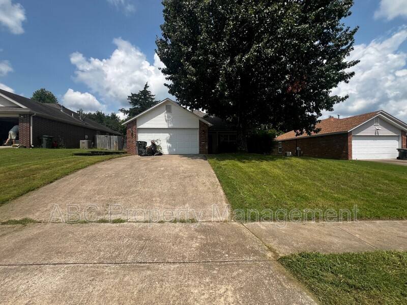 House for rent at 1001 S Eastview Dr, Fayetteville, AR 72701