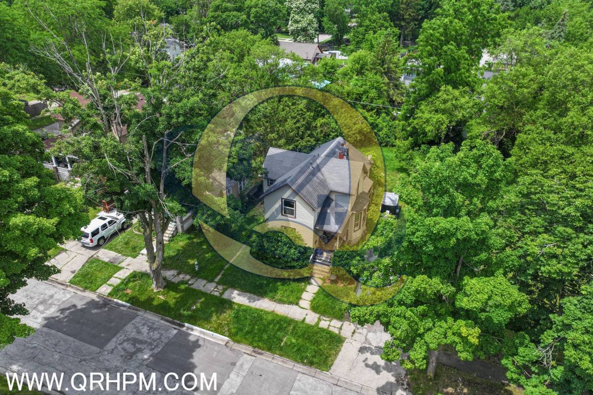 Townhouse for rent at 613 N Granger St, Saginaw, MI 48602