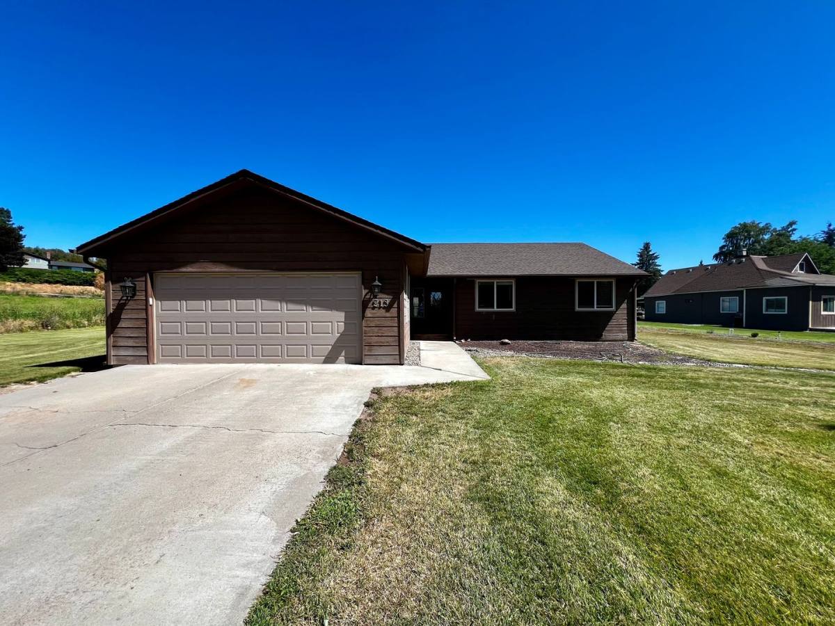 House for rent at 213 Donelson Lane, Yakima, WA 98908