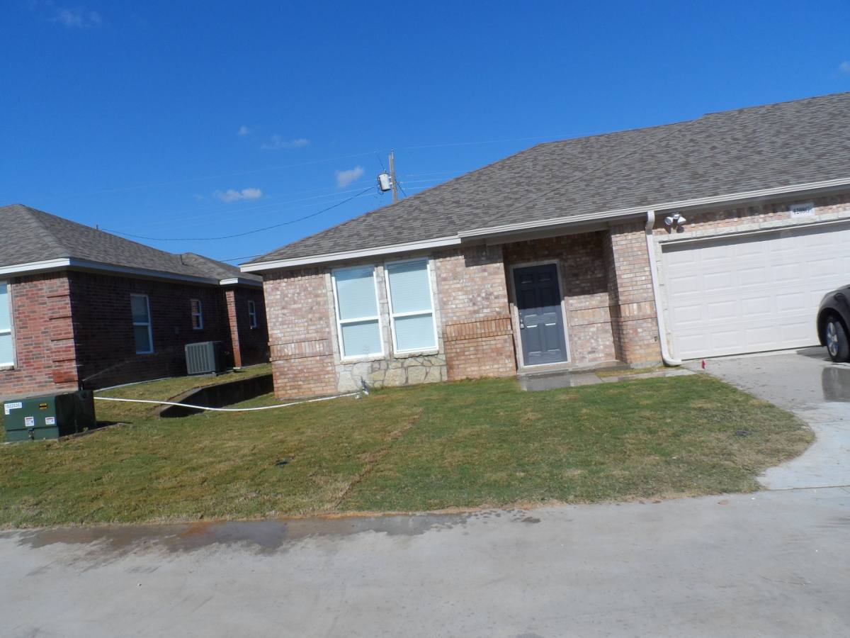 Apartment for rent at 1208 Country Club Rd, Cleburne, TX 76033