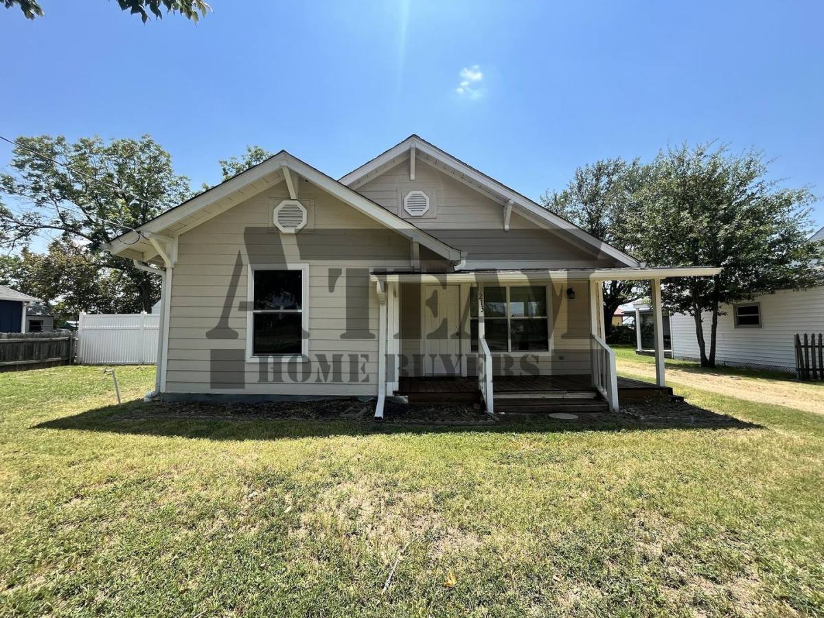 House for rent at 213 W Market St, Mabank, TX 75147