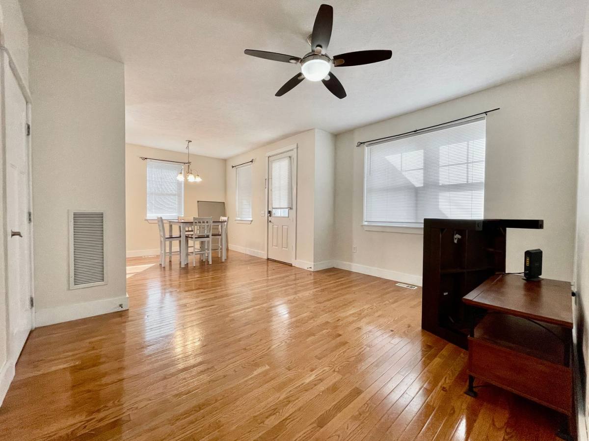 House for rent at 327 Freyling Place SE, Grand Rapids, MI 49506