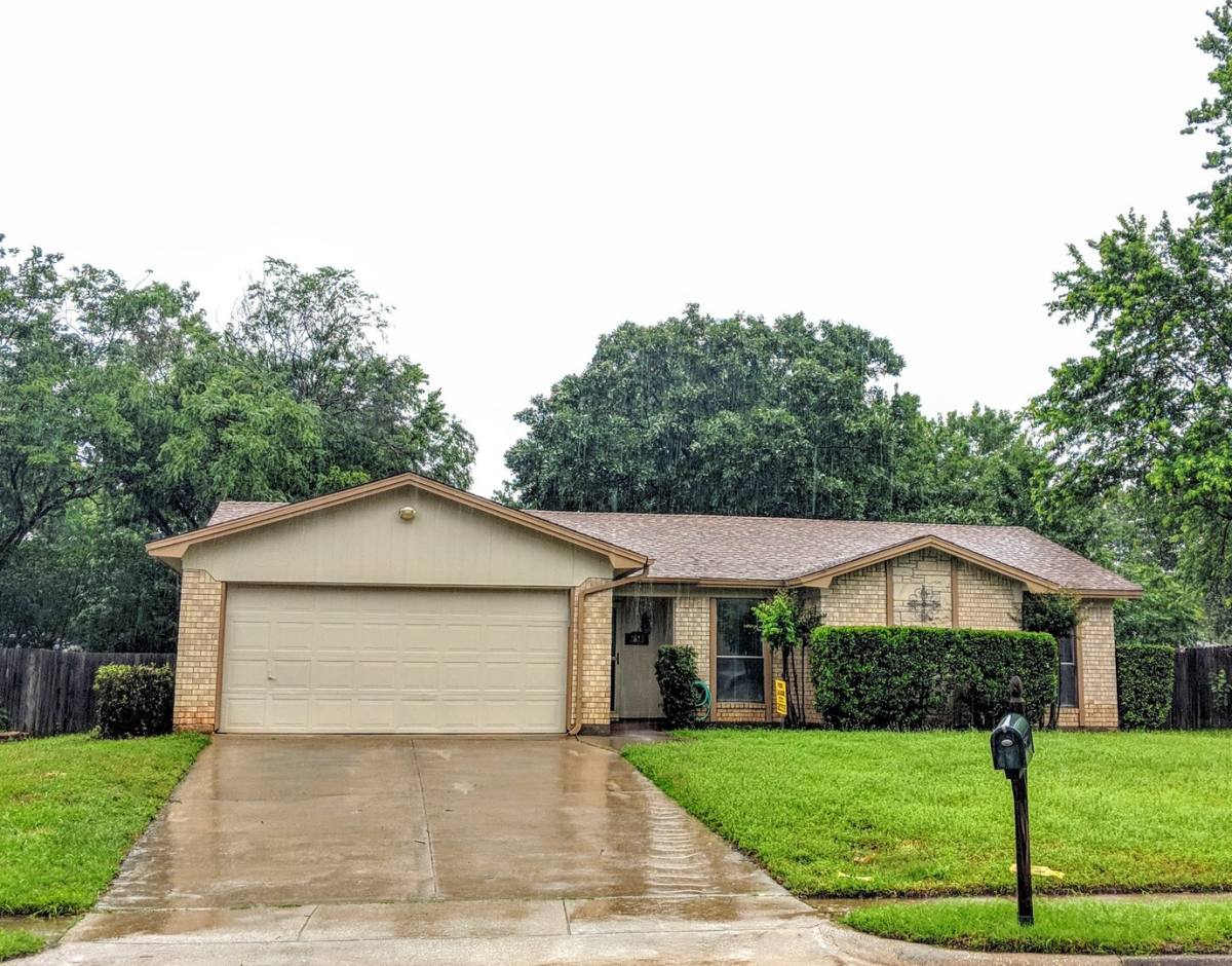 House for rent at 2813 Cummings Dr, Bedford, TX 76021