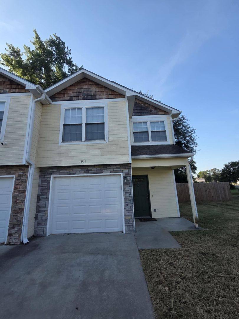 Townhouse for rent at 1911 Buffalo Soldier Parkway, Junction City, KS 66441