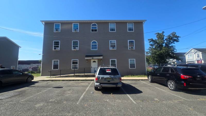 Apartment for rent at 414 S 6th St #1B, Newark, NJ 07103