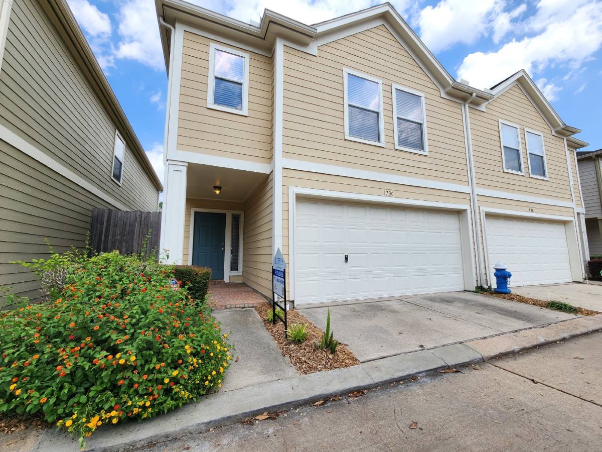 Townhouse for rent at 1730 Redwing Ridge Dr, Houston, TX 77009