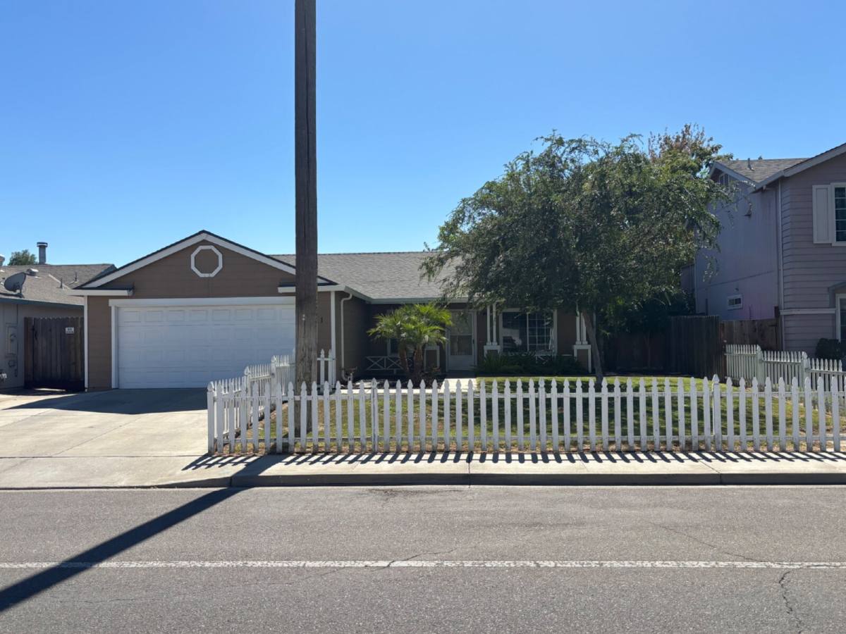 House for rent at 921 Balsam Dr, Newman, CA 95360