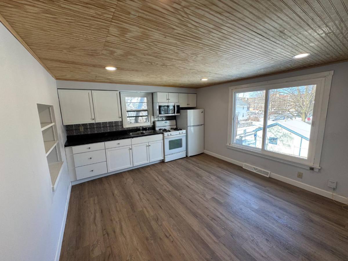 Apartment for rent at 602 E Grove #2C, Bloomington, IL 61701