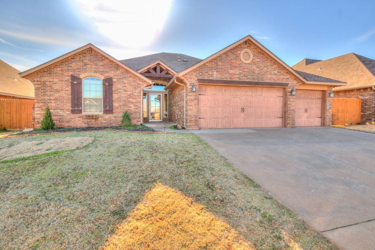 House for rent at 19217 Garden Creek Lane, Edmond, OK 73012