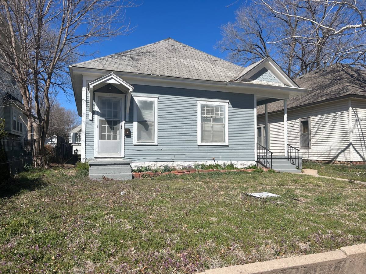 Apartment for rent at 728 E Ave #B, Hutchinson, KS 67501