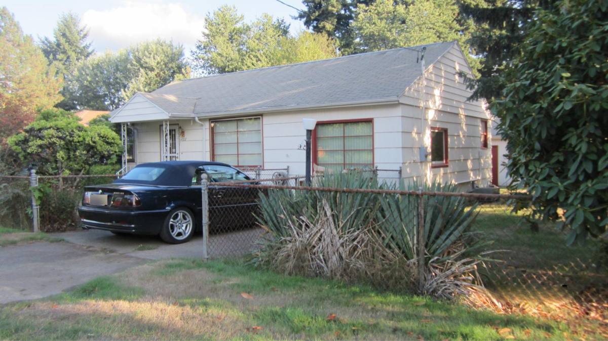 House for rent at 11832 NE Couch St #11832C, Portland, OR 97220