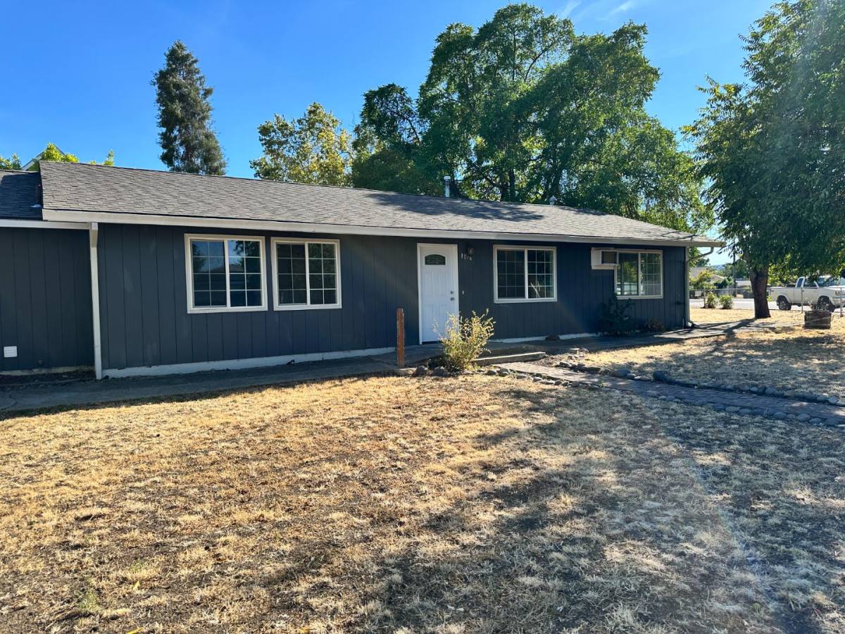 Apartment for rent at 1076 Sunrise Way, Central Point, OR 97502
