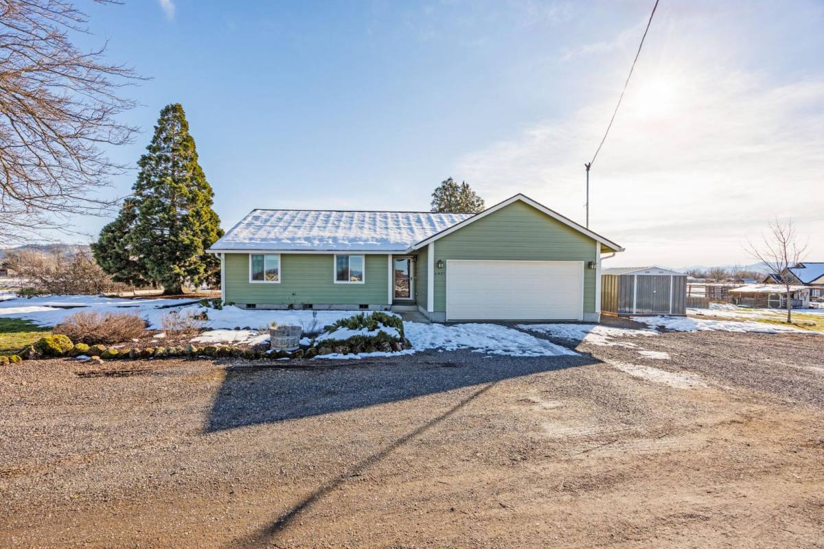 House for rent at 6937 Lakeview Dr #HOME, Central Point, OR 97502