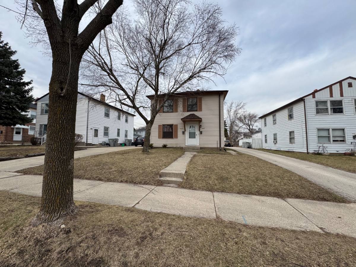 Apartment for rent at 4610 W Howard Ave, Milwaukee, WI 53220