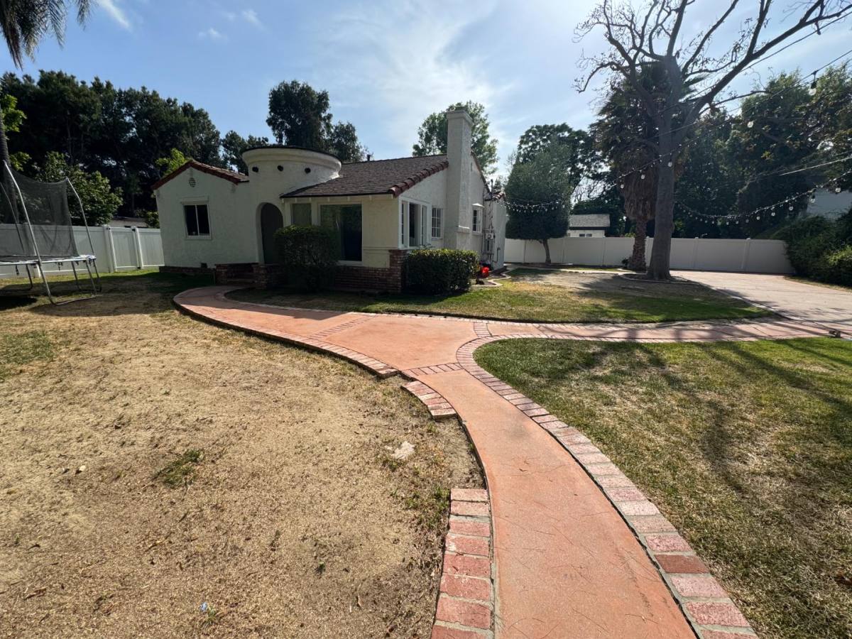 Apartment for rent at 5653 Calvin Ave, Tarzana, CA 91356