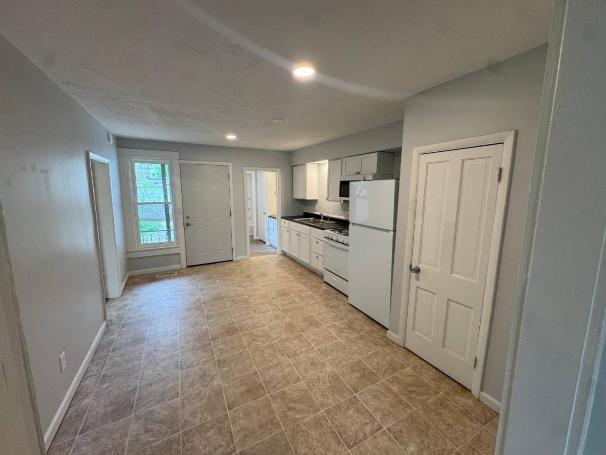 Apartment for rent at 704 W Monroe St #B, Bloomington, IL 61701