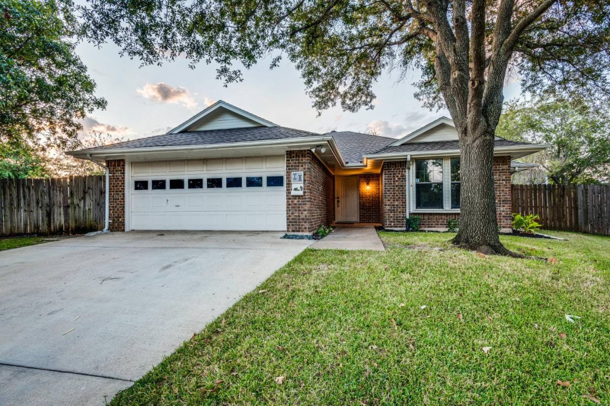 House for rent at 10 Saint Charles Place St, Midlothian, TX 76065