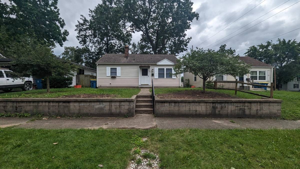 House for rent at 1021 W Lawrence St, Mishawaka, IN 46545