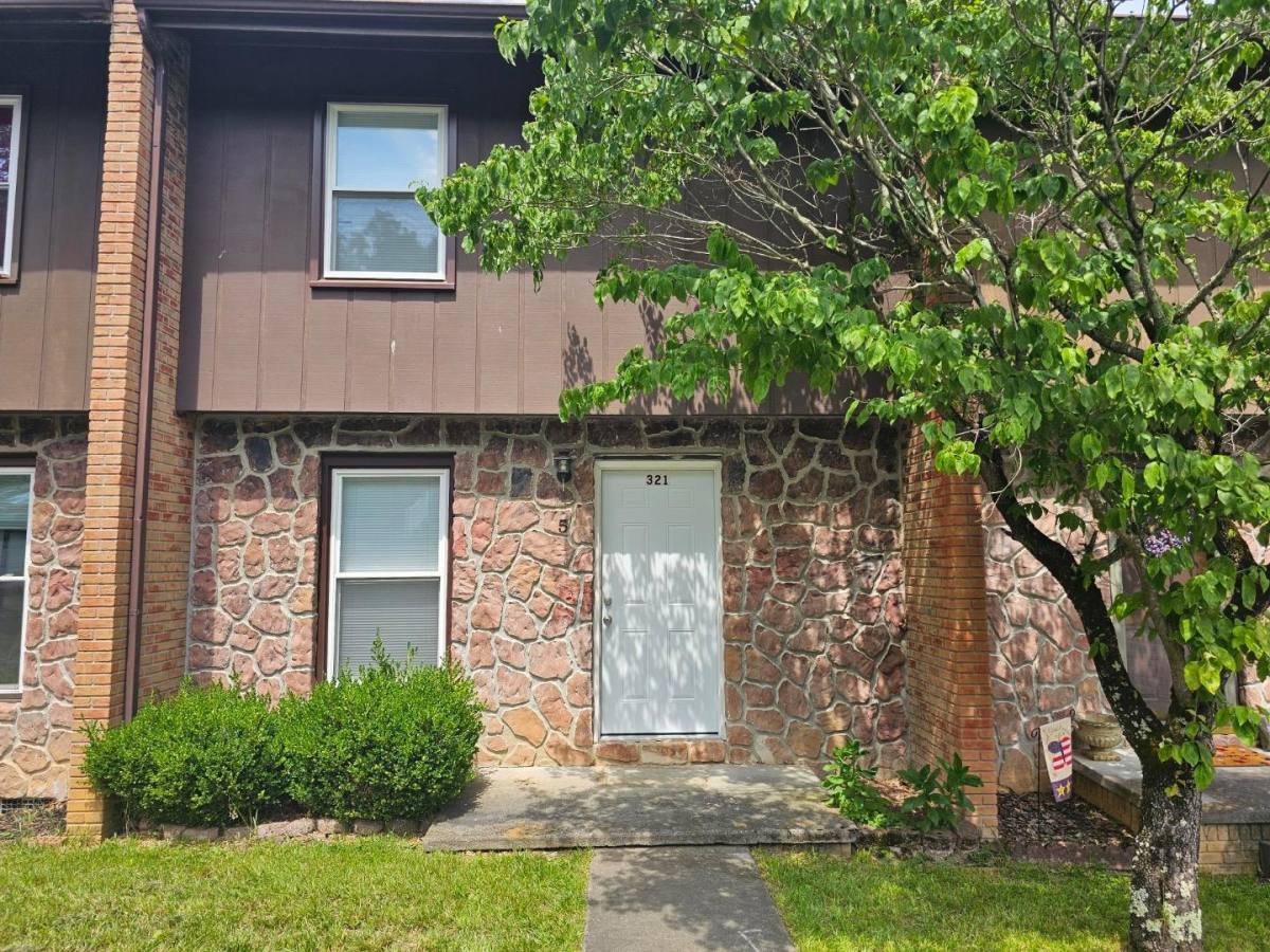 Townhouse for rent at 321 Emerald Dr, Bristol, VA 24201
