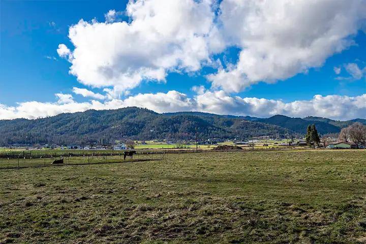 House for rent at 5065 Seven Oaks Rd #FURNISHED Home, Central Point, OR 97502