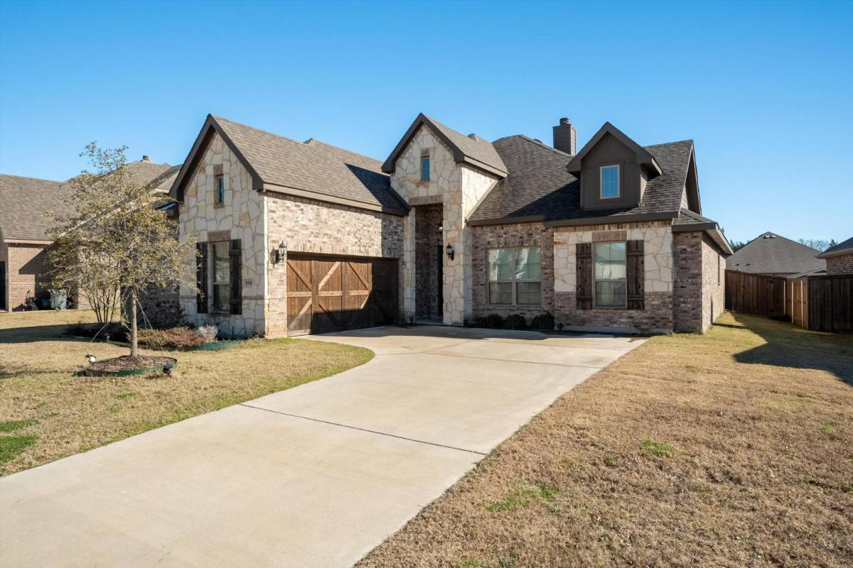 House for rent at 814 Summer Grove Dr, Midlothian, TX 76065