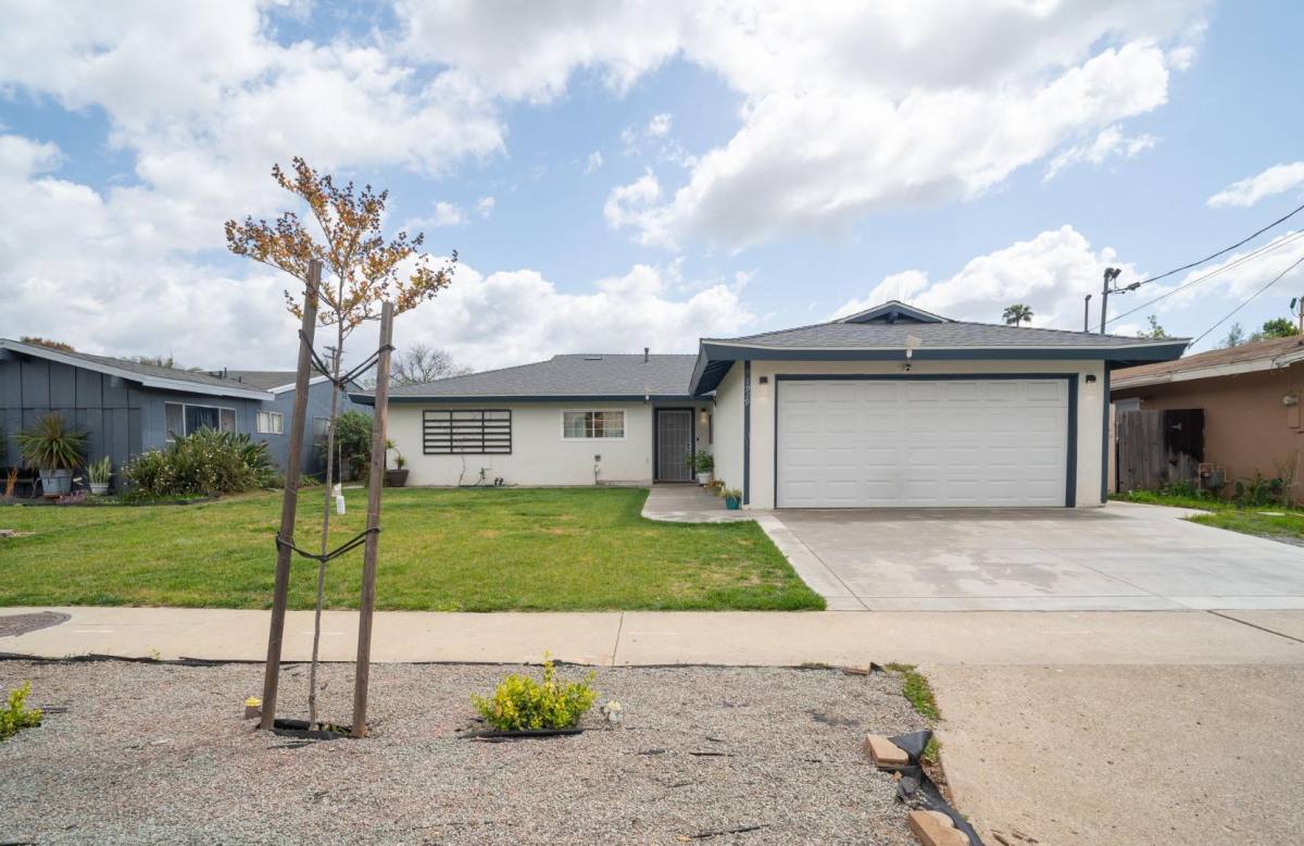 House for rent at 1929 Oak Hill Dr, Escondido, CA 92027
