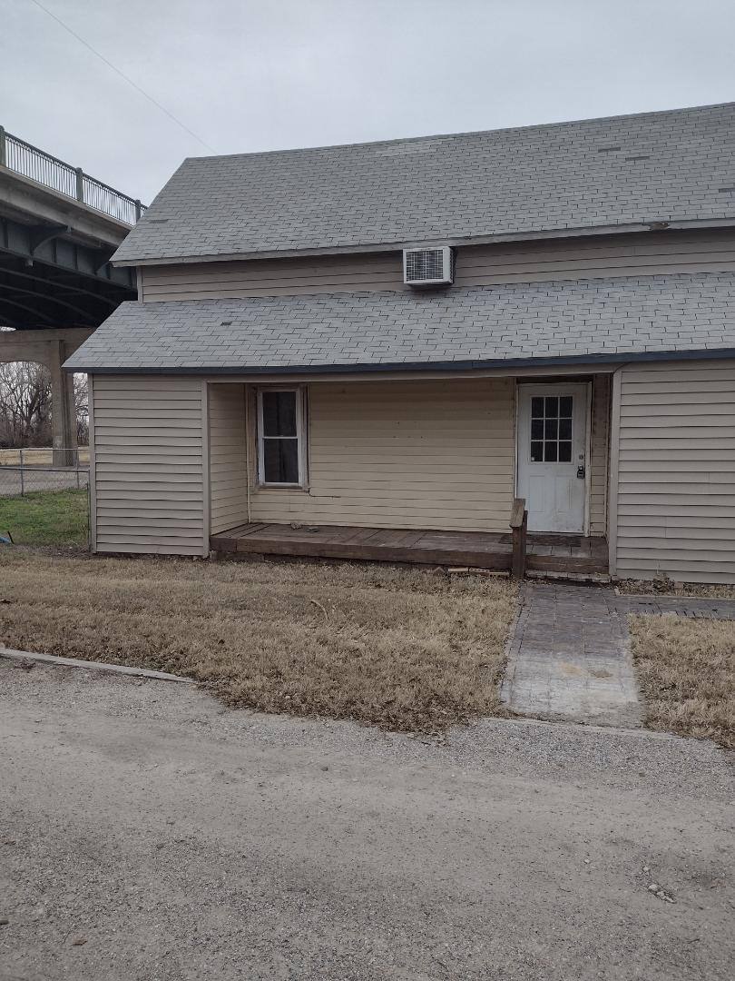 House for rent at 512 W 4th Ave, Hutchinson, KS 67501