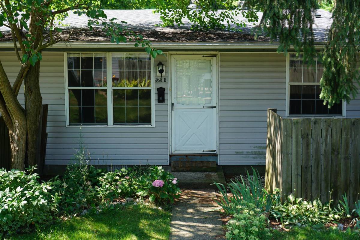 Apartment for rent at 383 Lamberton Ave E, Barberton, OH 44203