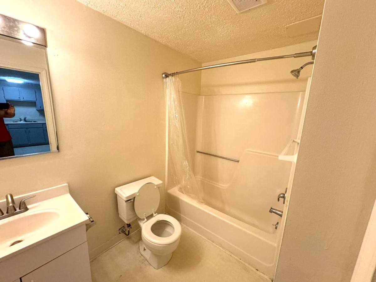 Apartment for rent at 525-535 Calef Rd #3, Manchester, NH 03103
