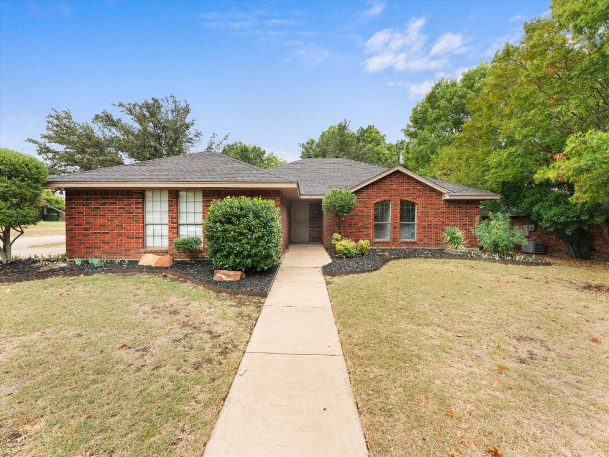 House for rent at 21 Saint Charles Place, Midlothian, TX 76065