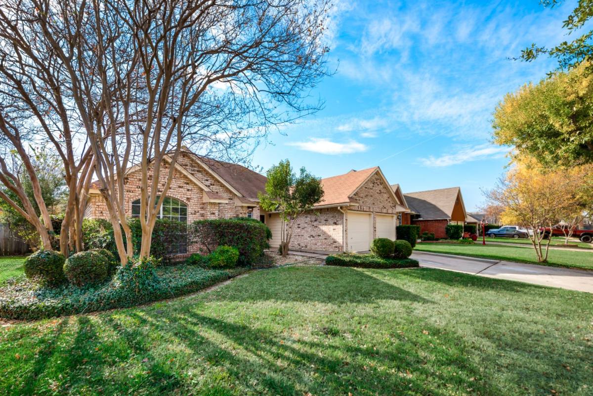 House for rent at 329 Clayton St, Grand Prairie, TX 75052