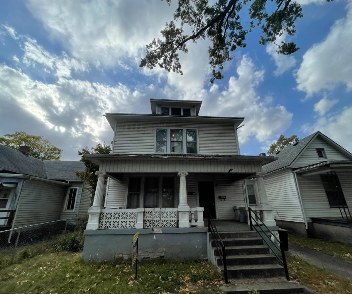 Apartment for rent at 1005 S 8th St #2, Terre Haute, IN 47807