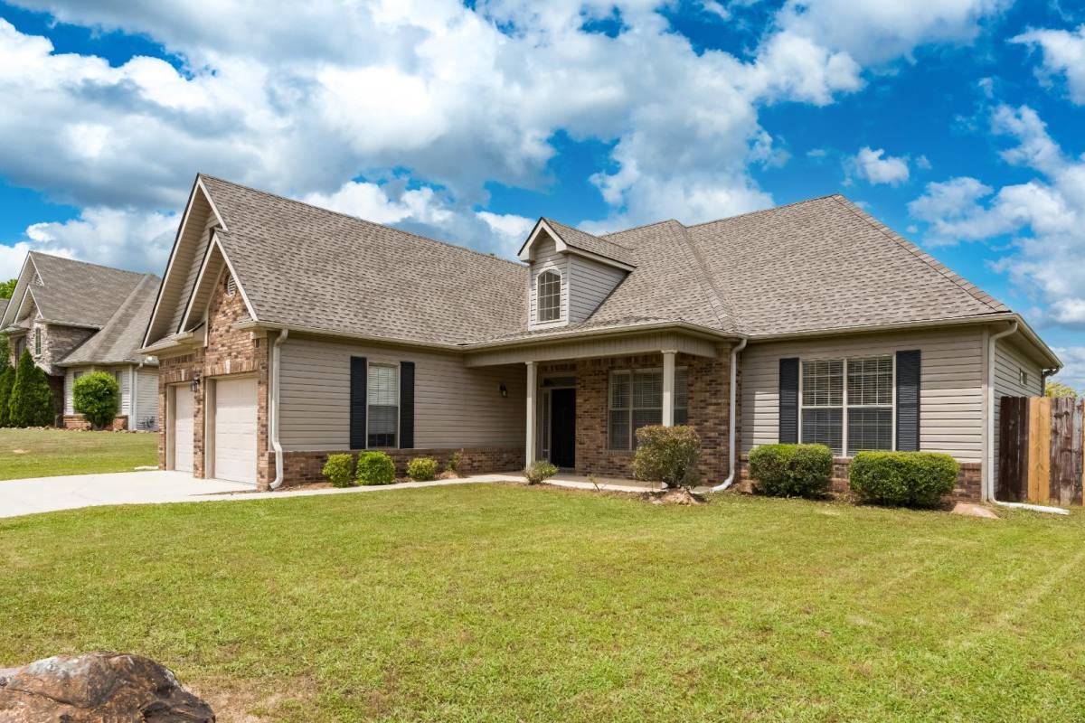 House for rent at 222 Camden Lake Dr, Calera, AL 35040