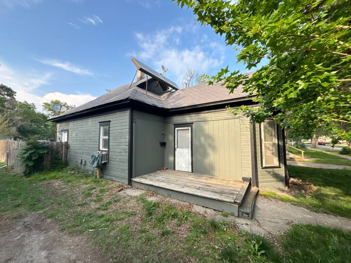 House for rent at 306 E 7th Ave, Hutchinson, KS 67501