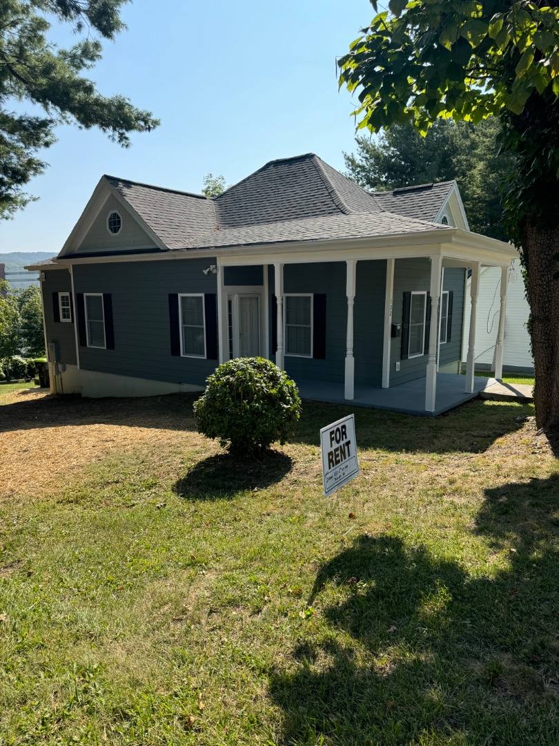 House for rent at 122 6th St NE #122, Pulaski, VA 24301