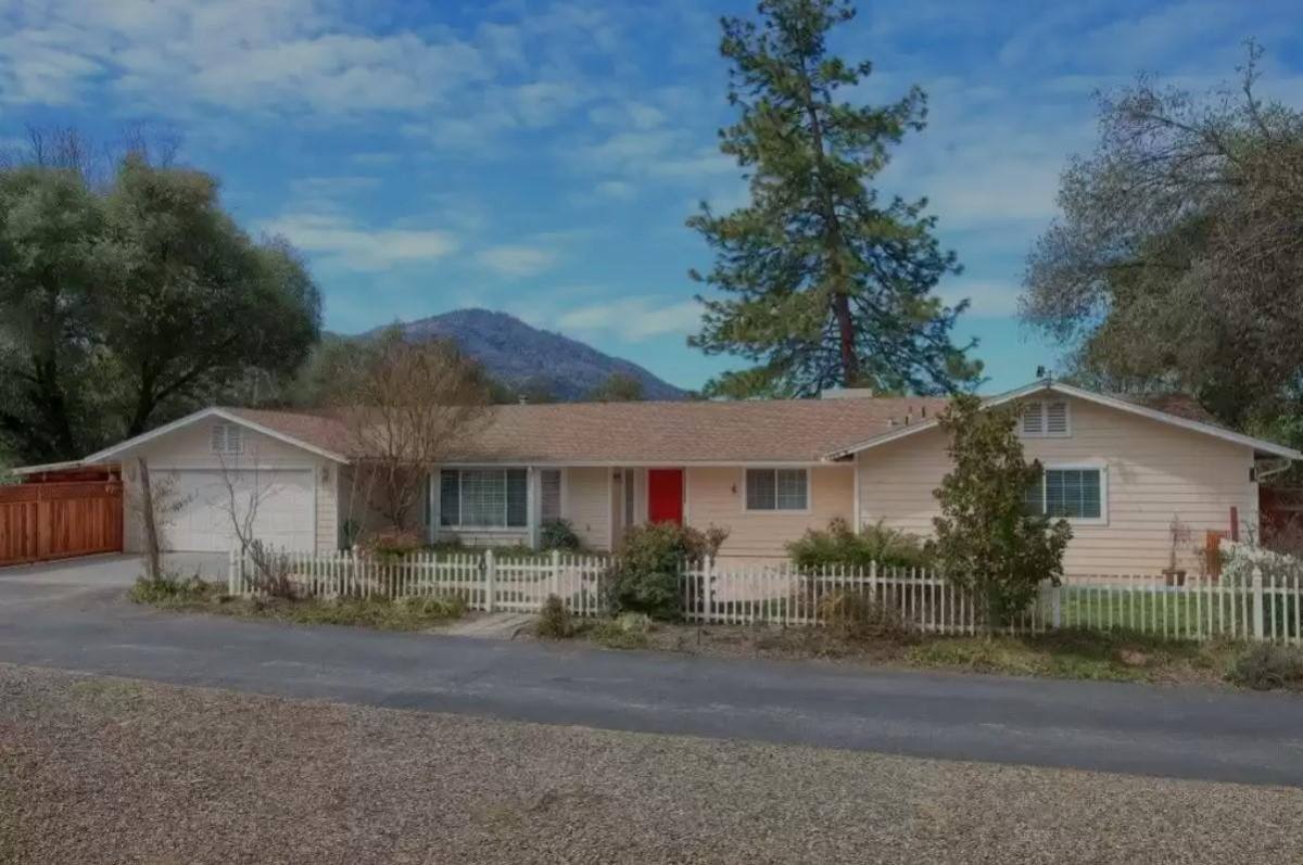 House for rent at 39633 Highview Dr #ENTIRE Home, Oakhurst, CA 93644