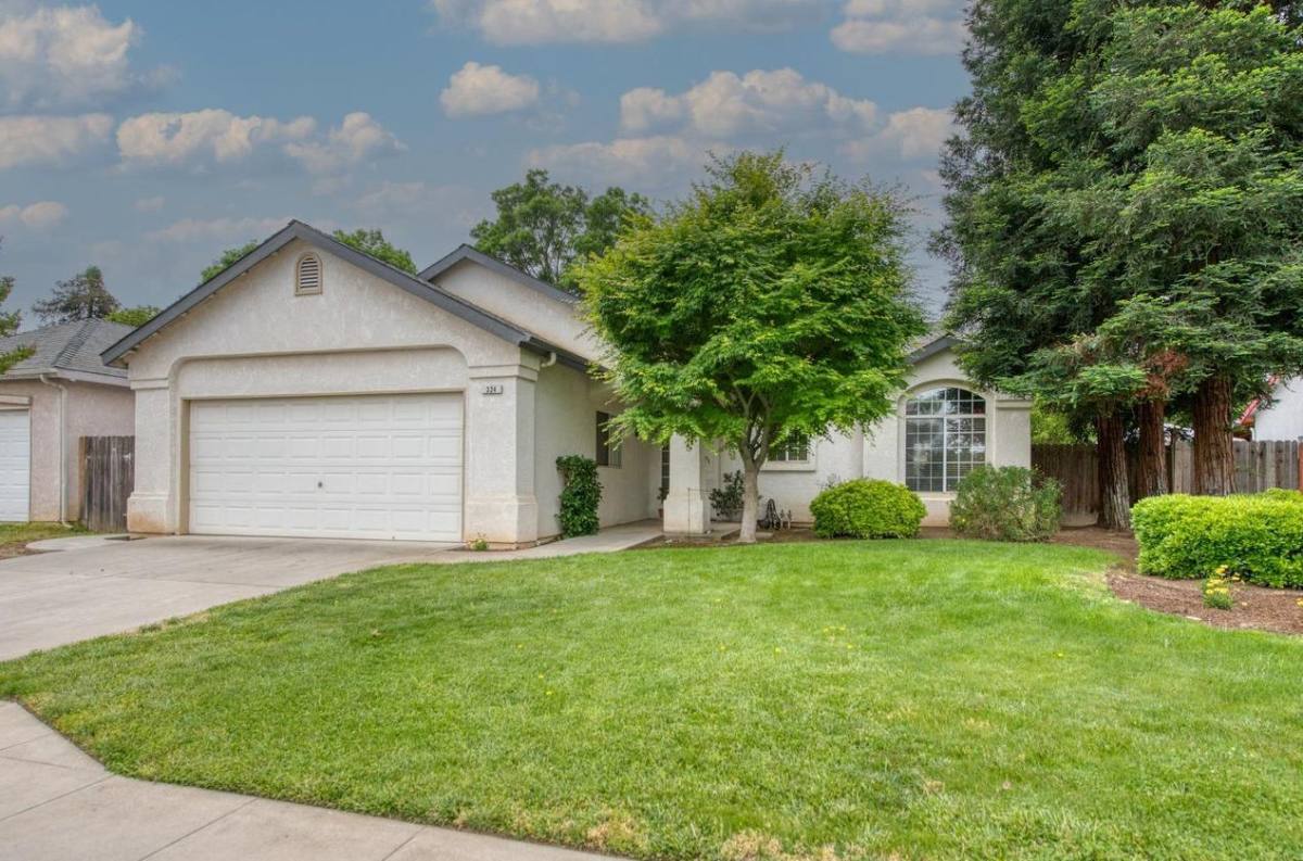 House for rent at 324 W Chennault Ave #ENTIRE Home, Clovis, CA 93611